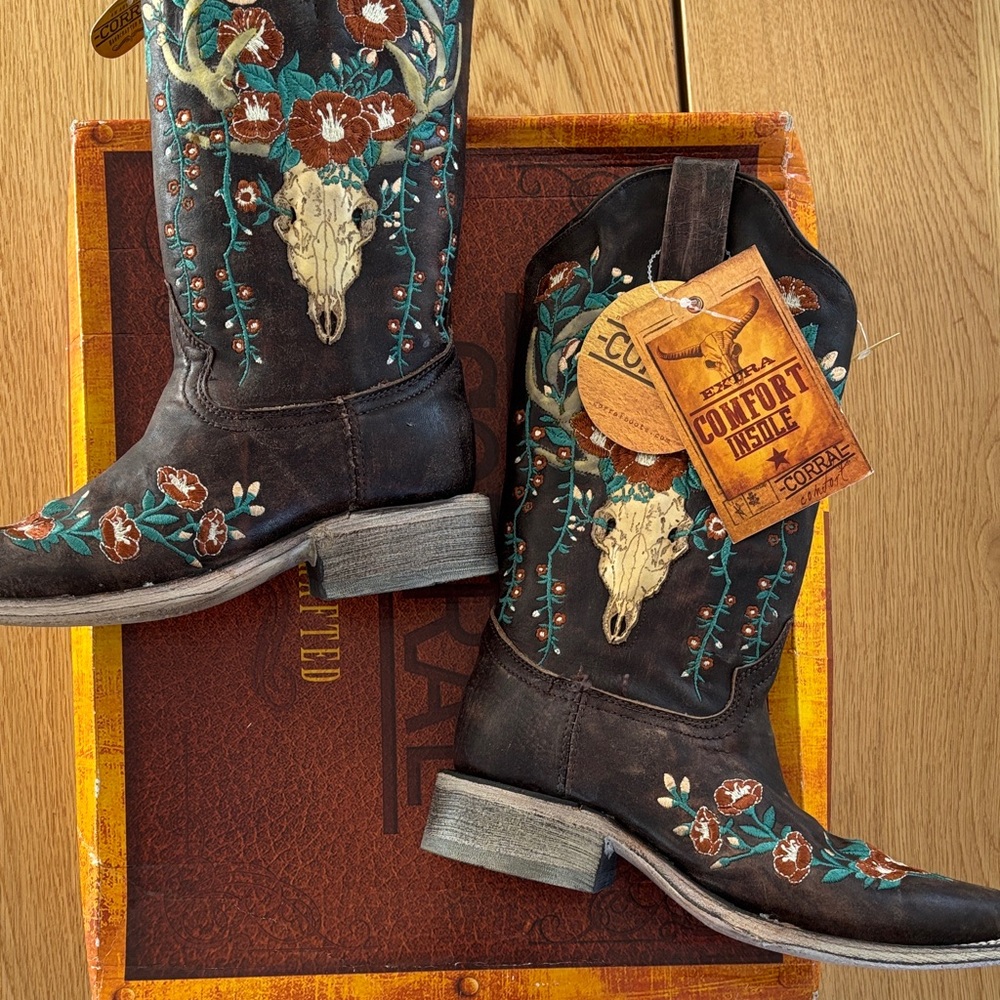 Corral Women's Embroidered Western Boots - Black and Brown - Picture 6 of 7